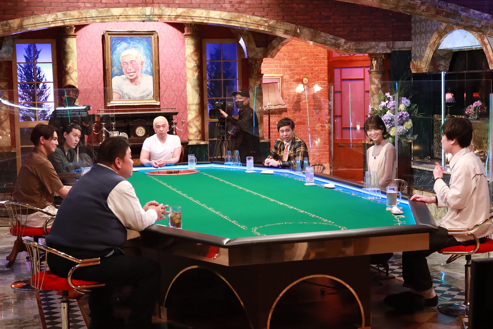 （左手前から時計回りに）伊集院光、片寄涼太、粗品、松本人志、せいや、工藤美桜、リリー （C）フジテレビ