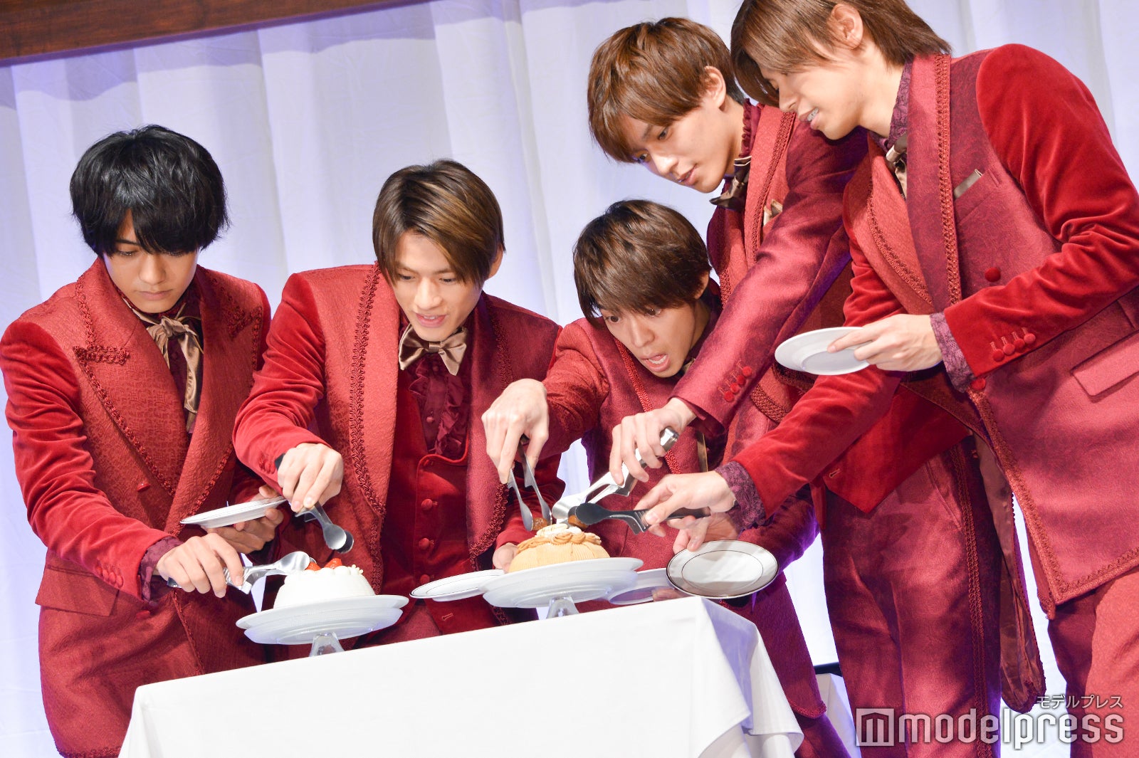 ケーキをデコレーションする高橋海人、岸優太、平野紫耀、永瀬廉、神宮寺勇太 （C）モデルプレス