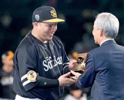 シリーズMVPは3戦連発の山川穂高 「本当にありがとうございました」と左翼席の鷹党に帽子を取って一礼 喜び控えめのインタビュー