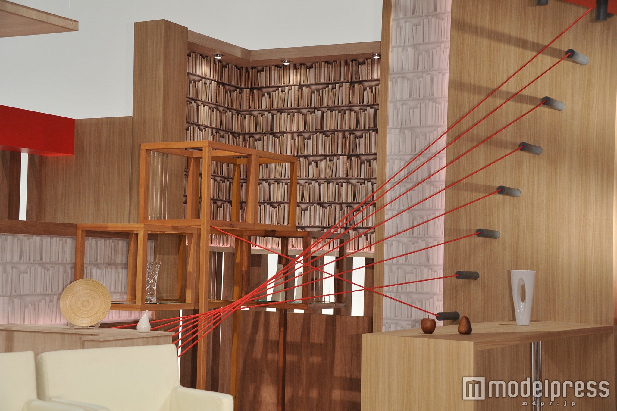 番組セット（C）モデルプレス