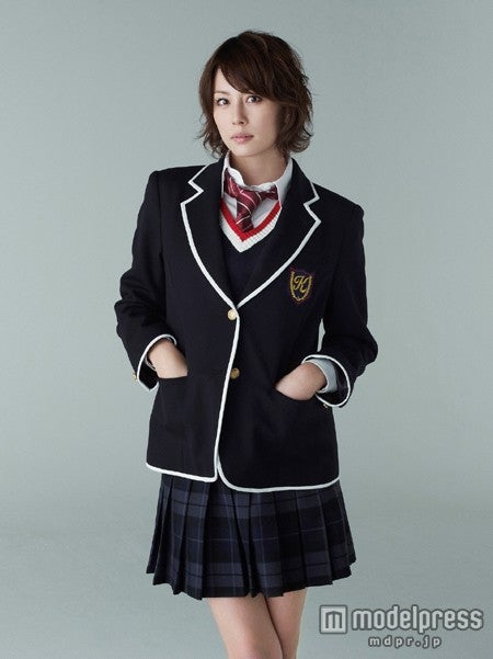 米倉涼子、ミニスカ制服姿解禁 「ババアですけど何か？」