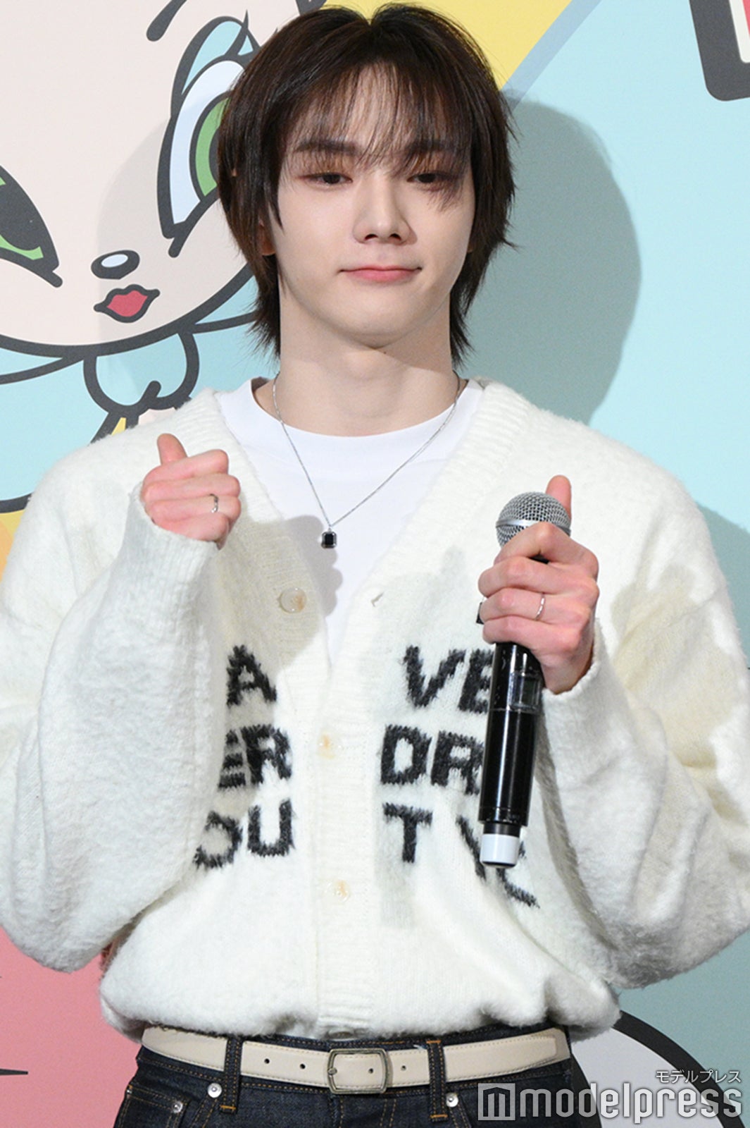 グッドポーズをするSUNGHO（ソンホ）（C）モデルプレス