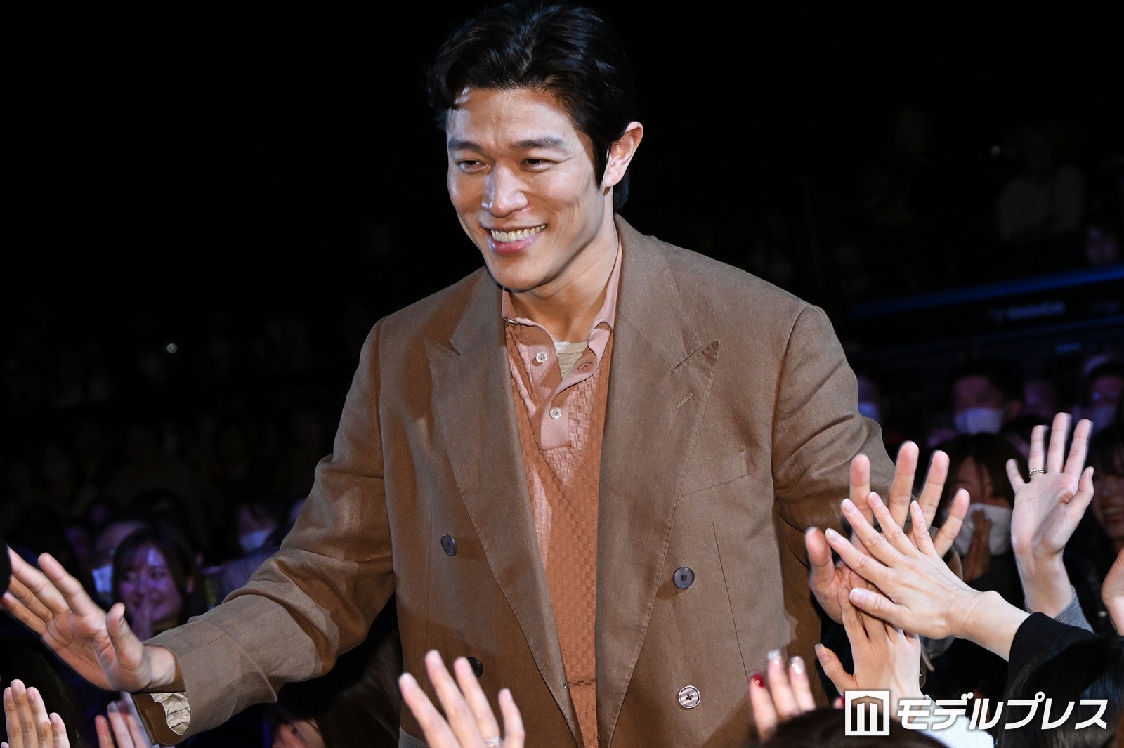 観客にファンサービスする鈴木亮平（C）モデルプレス