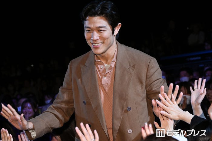 観客にファンサービスする鈴木亮平(C)モデルプレス