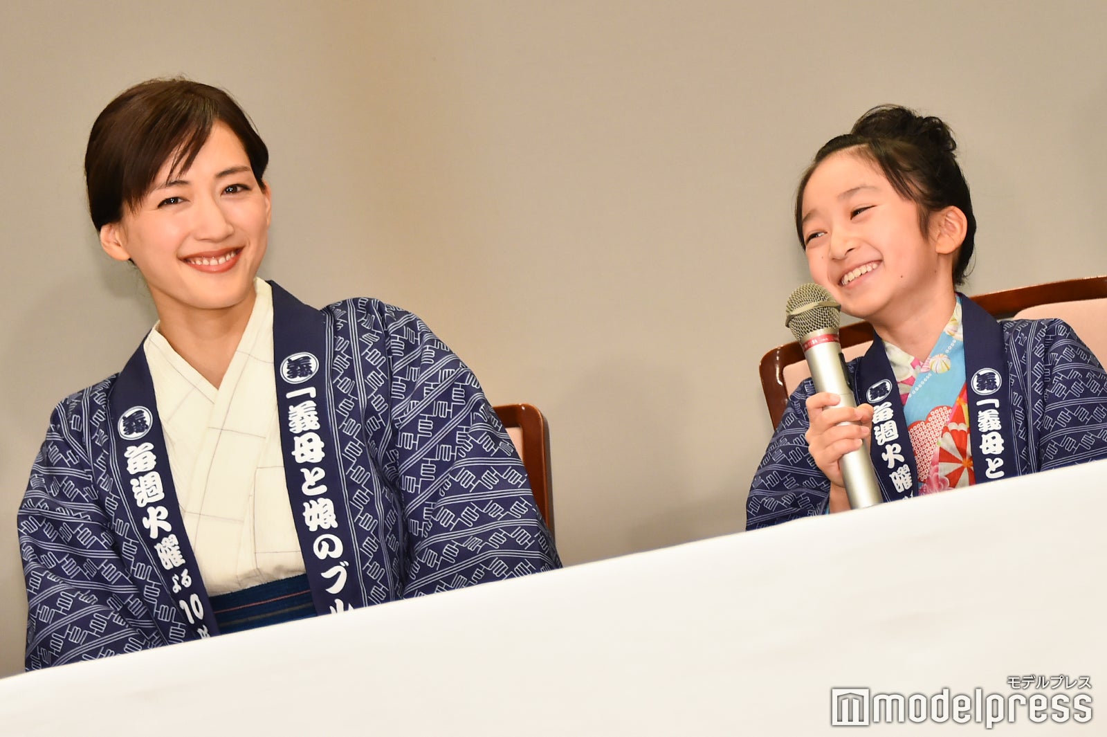 綾瀬はるか、横溝菜帆 （C）モデルプレス