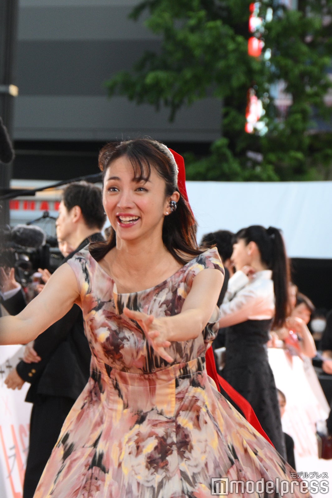 先にオレンジカーペットを進んでしまい、「ラストマイル」キャストに駆け寄る満島ひかり（C）モデルプレス