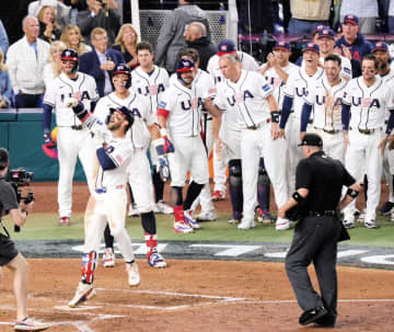 WBC決勝 米国代表のハーパーが起死回生の同点2ラン！鮮やかすぎるバットフリップ 球場が壮絶な「USA」コール