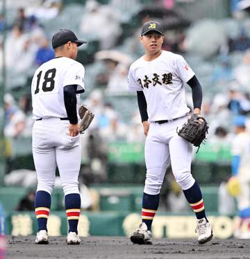 日本文理 20年ぶり8強ならず 雨でぬかるむグラウンド 制球難、守乱に泣き大敗