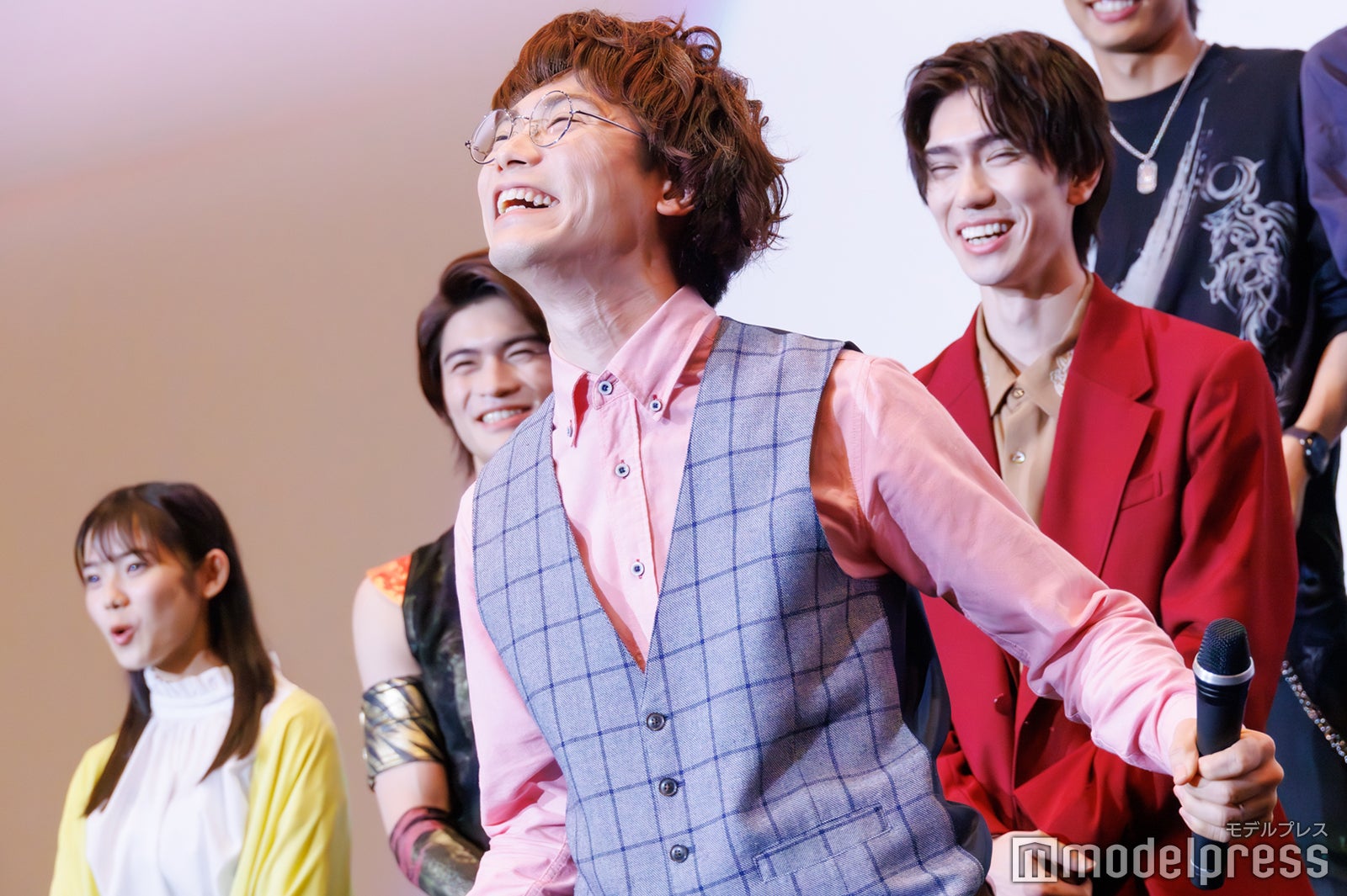 アピールする鈴木浩文（C）モデルプレス