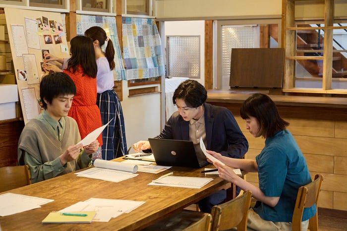 岡山天音、川村壱馬、清野菜名「日曜の夜ぐらいは…」第9話より(C)ABCテレビ