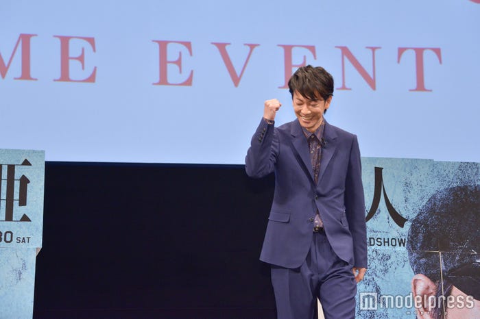 ガッツポーズの佐藤健(C)モデルプレス