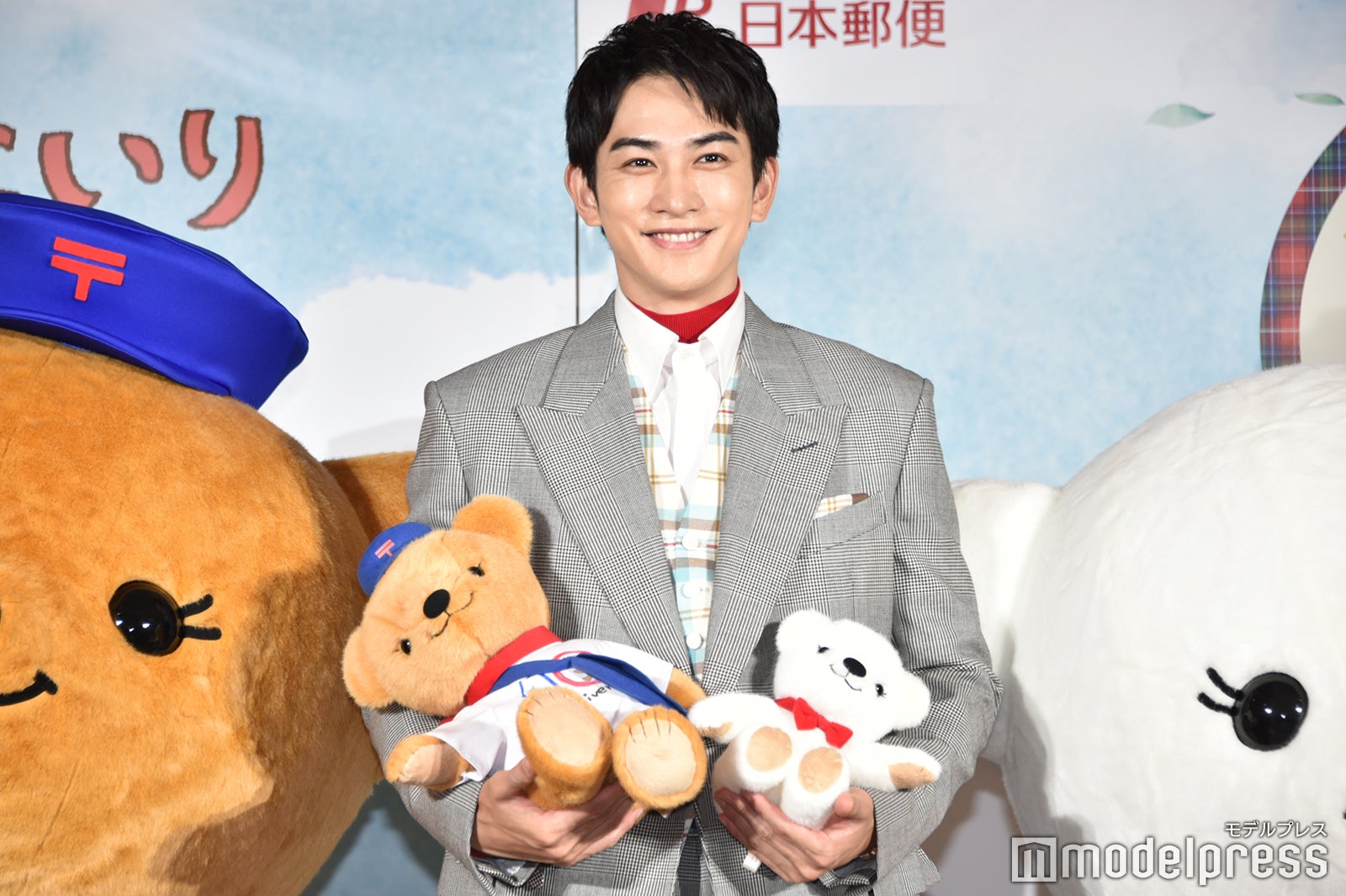 ぬいぐるみを抱く町田啓太（C）モデルプレス