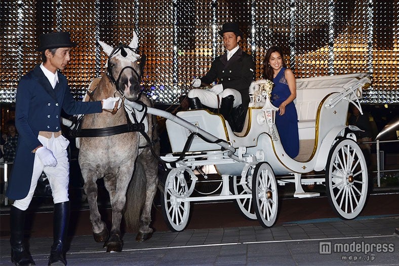 優雅に馬車で登場