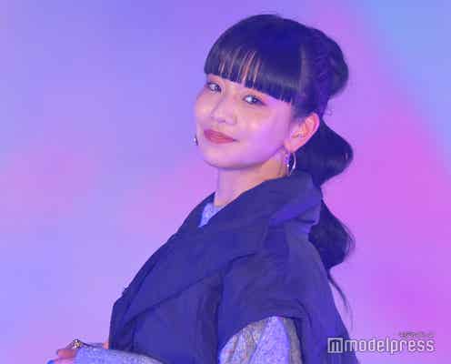 FAKY・Hina、ミニ丈でほっそり美脚際立つ 弾ける笑顔にキュン<GirlsAward 2022 A/W>