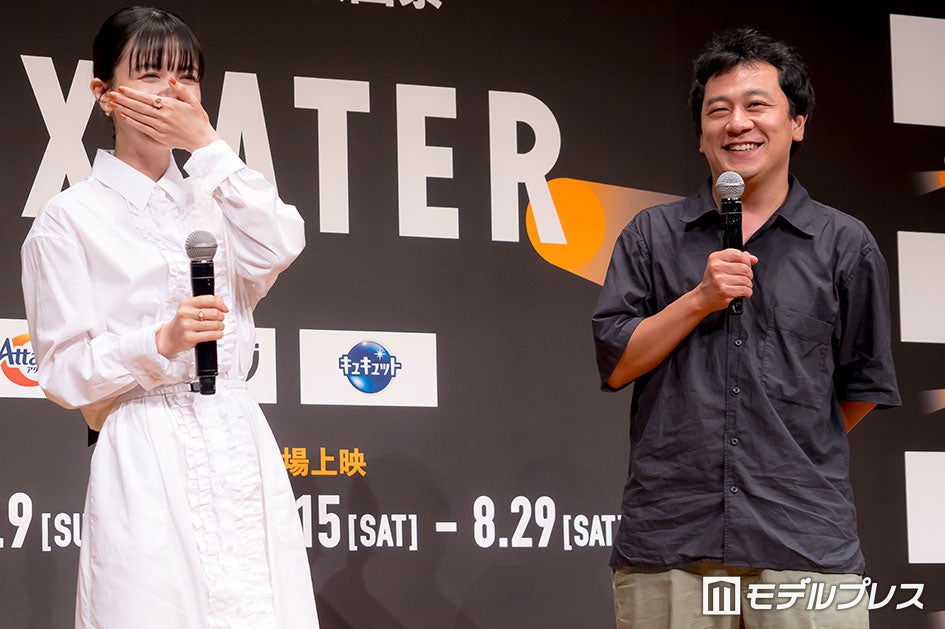 久保史緒里、中川龍太郎監督（C）モデルプレス
