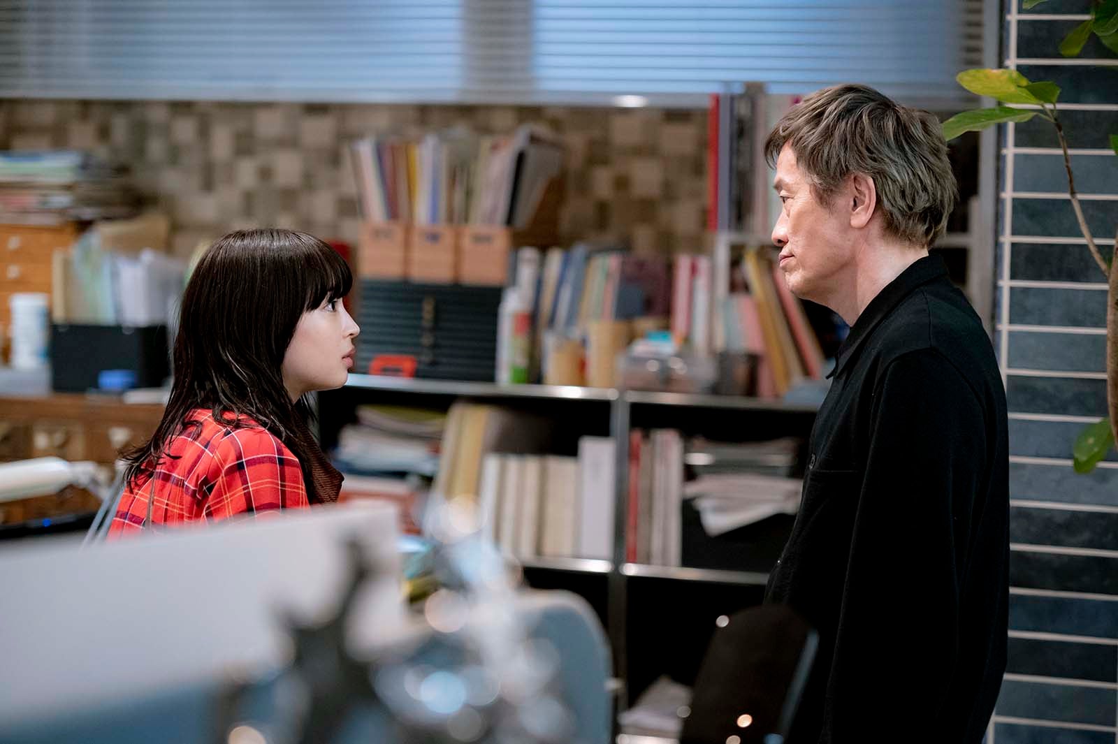 広瀬すず、遠藤憲一／「夕暮れに、手をつなぐ」第8話より（C）TBS