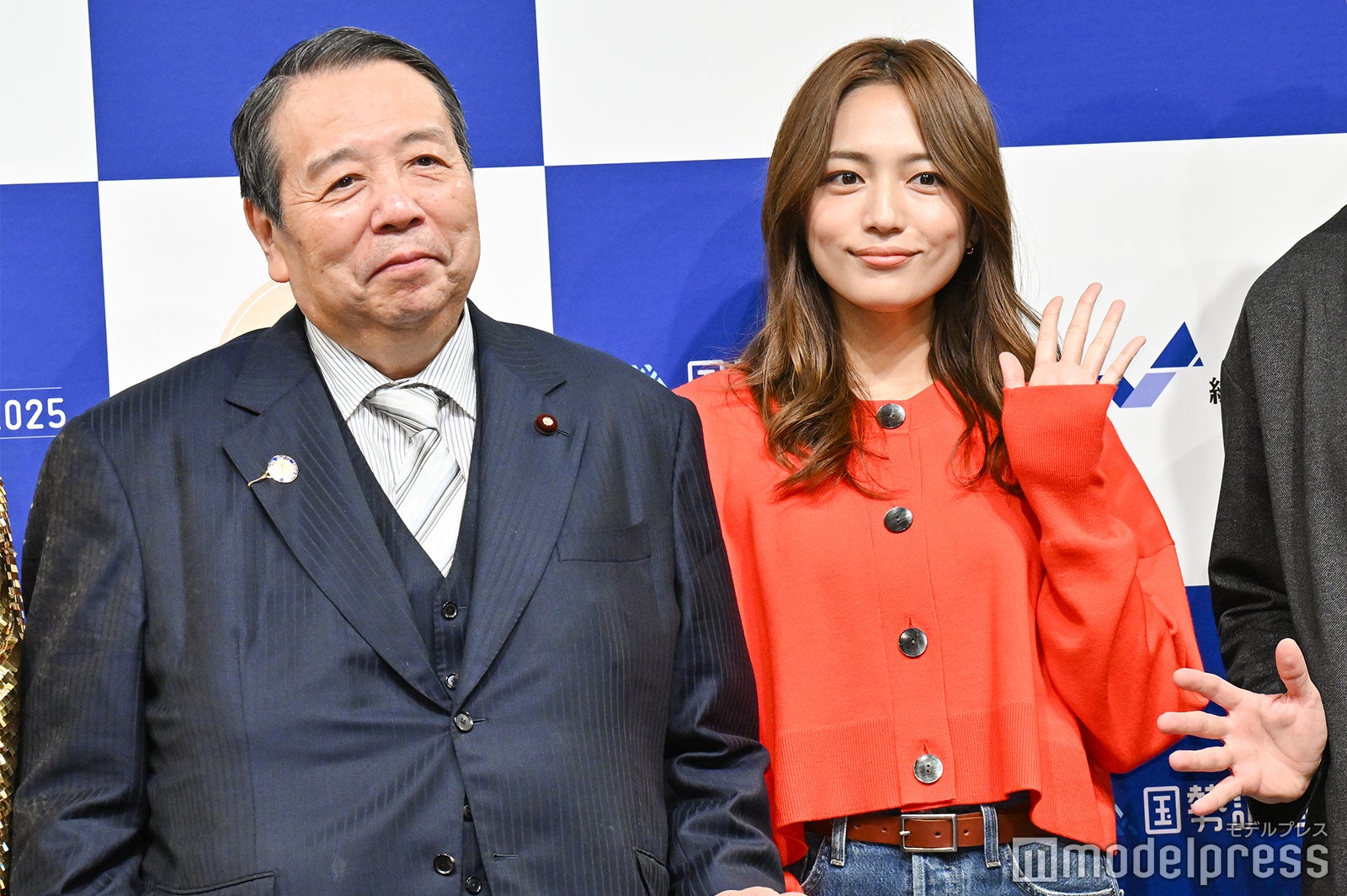 村上誠一郎総務大臣、川口春奈（C）モデルプレス