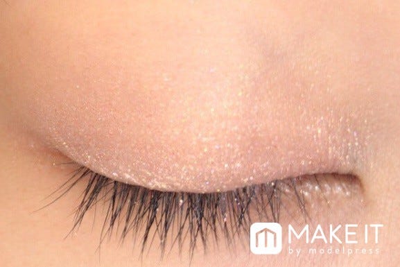 【リンメル】「プリズムパウダーアイカラー」“005 ブライトオレンジ”使用 (C)メイクイット