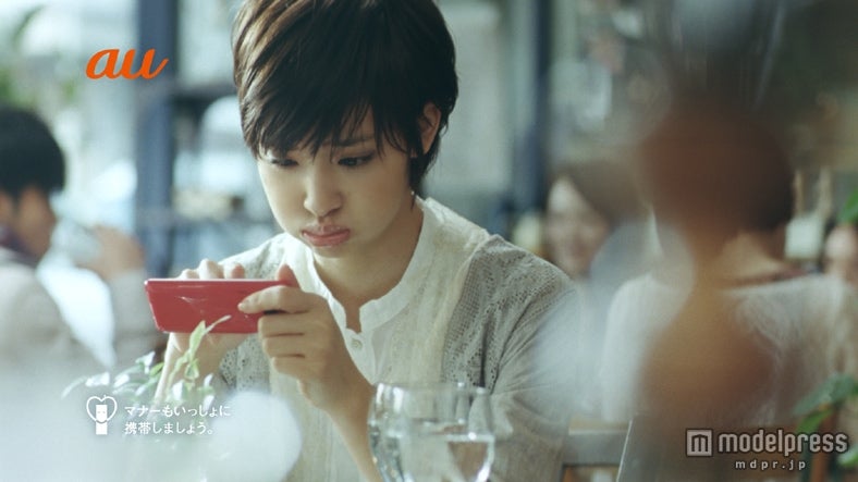 剛力彩芽／新CM「auスマートパス アプリ取り放題」篇より