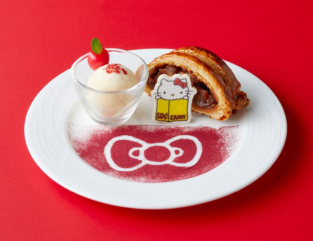 ハローキティ 大好き！アップルパイ　特製バニラアイス添え（扇子1本付き）※1日14食限定　￥1,800（C）2025 SANRIO CO., LTD. APPROVAL NO. L660648