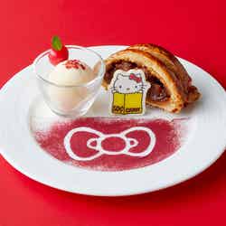 ハローキティ 大好き!アップルパイ 特製バニラアイス添え(扇子1本付き)※1日14食限定 ¥1,800(C)2025 SANRIO CO., LTD. APPROVAL NO. L660648