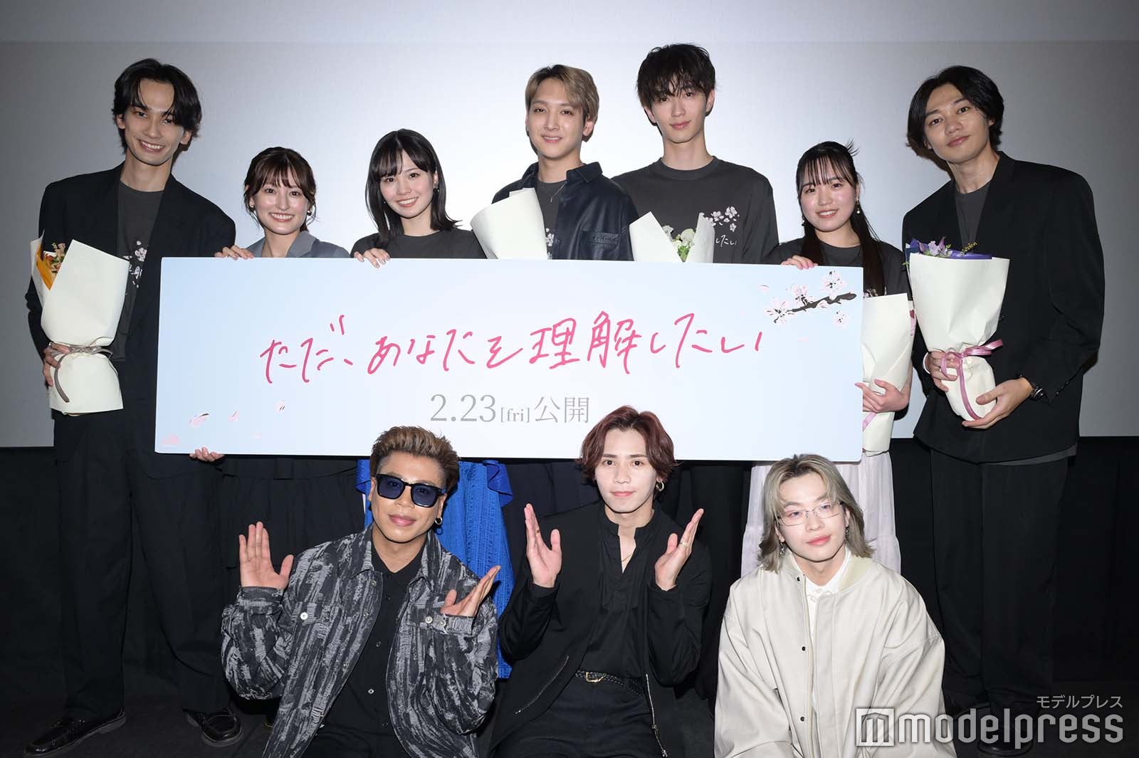 （後列左から）比嘉秀海、森高愛、新谷ゆづみ、鈴木昂秀、野村康太、伊藤千由李、碓井将大監督（前列左から）LIKIYA、神谷健太、山本彰吾（C）モデルプレス