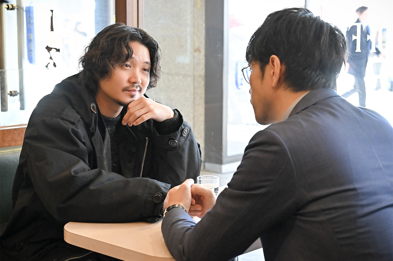 磯村勇斗、松山ケンイチ「クジャクのダンス、誰が見た？」第4話（C）TBS