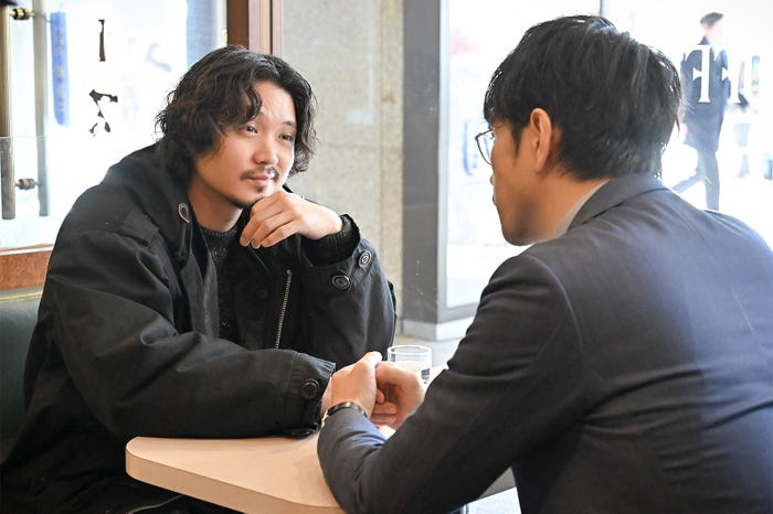 磯村勇斗、松山ケンイチ「クジャクのダンス、誰が見た?」第4話(C)TBS