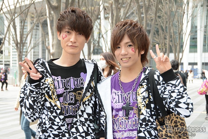 ayuファン歴10年以上の左から、ゆうきさん・たいじさん