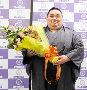元幕内の大翔鵬が引退会見、決断は昨年の九州場所中「不思議ですね。もう力士じゃないんだなあ」内科医の妻と輸入雑貨扱う道へ