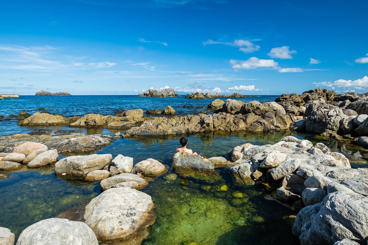 足付温泉(式根島観光協会提供)