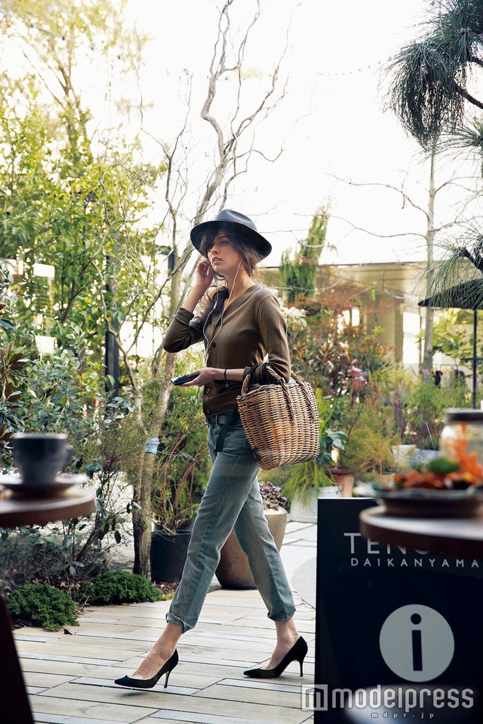 ドライな配色にカゴバッグで愛嬌をプラス/『a nuance』より(画像提供:小学館)