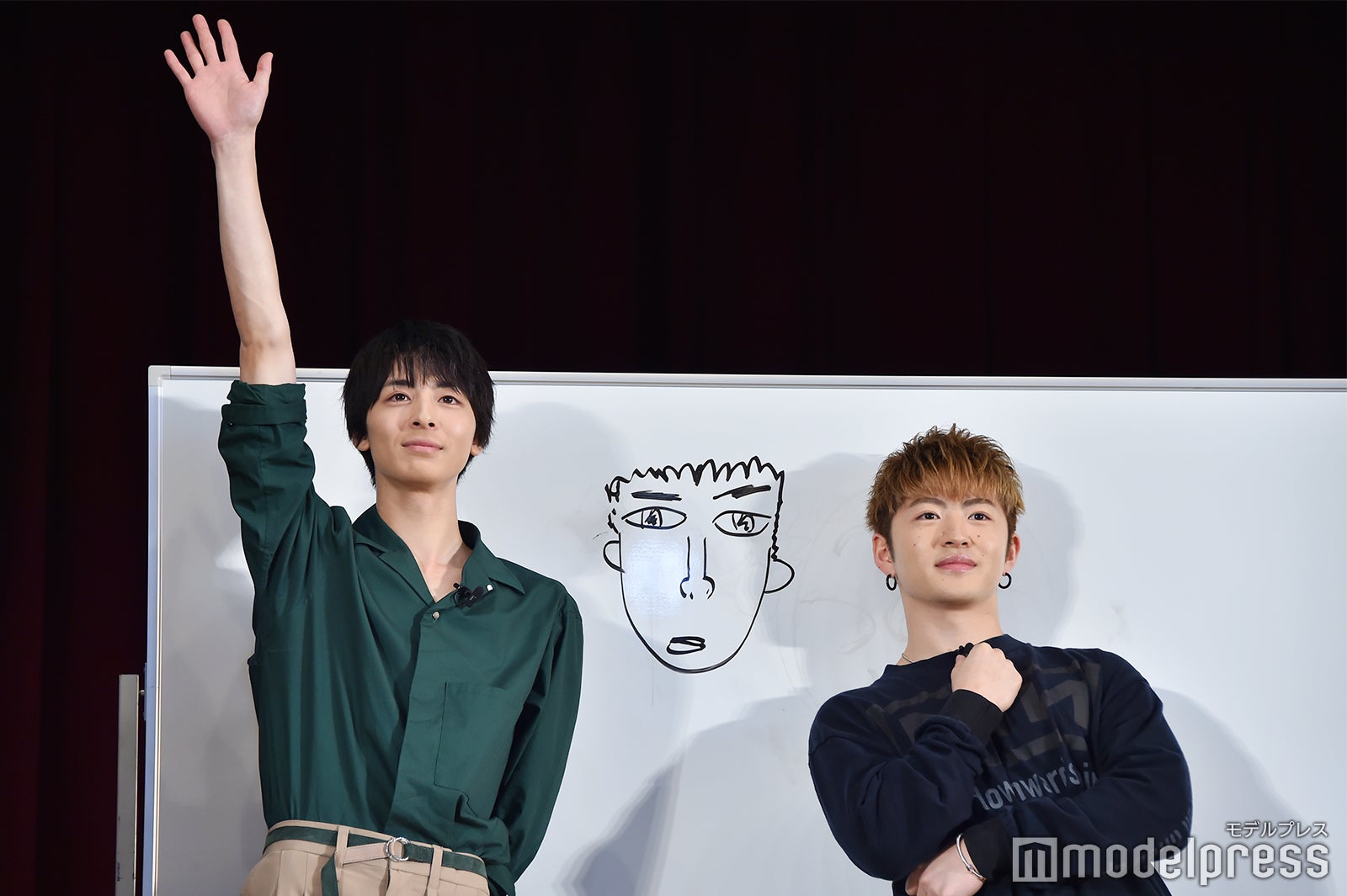 「“佐野玲於”の似顔絵1分描写対決」の様子 （C）モデルプレス