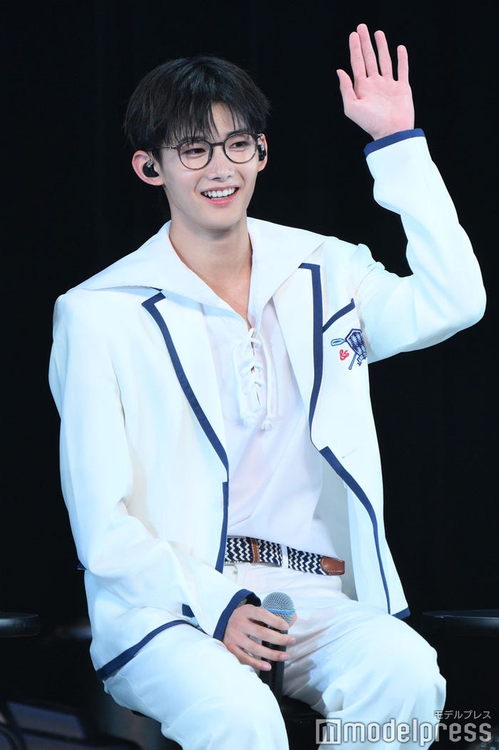 自分の眼鏡が似合っていると思う人に自ら挙手するJO(ジョウ)(C)モデルプレス