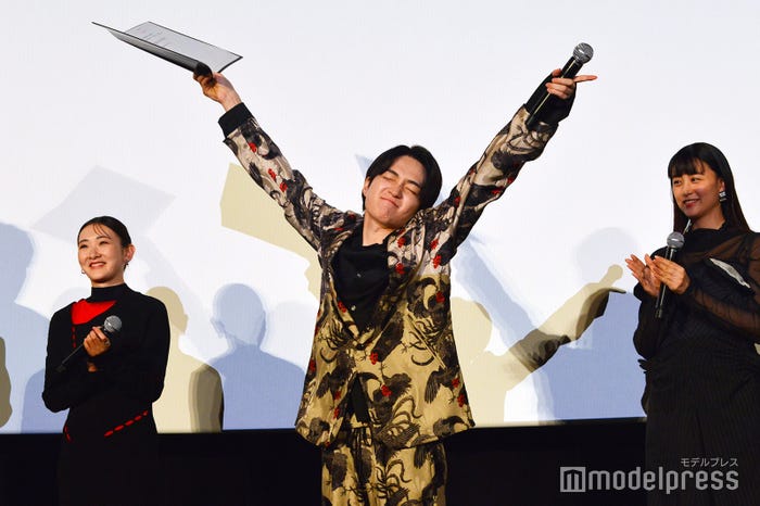 新宿二丁目にいそうな衣装で登場したMC西畑大吾(C)モデルプレス