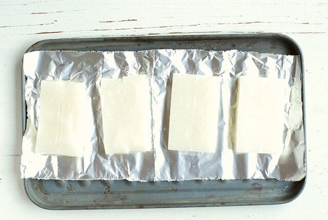 トースターの天板に、くっつかないホイルを広げ、餅を並べて焼き色がつくまでこんがり焼く