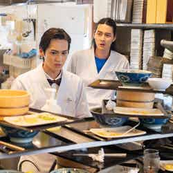 （左から）吉野北人、栁俊太郎 （C）「トーキョー製麺所」製作委員会・MBS