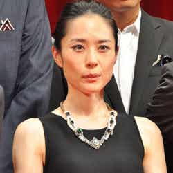舞台挨拶に登場した深津絵里