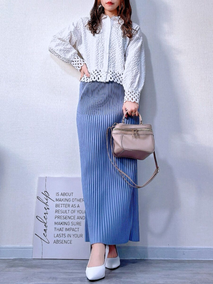 cocaランダムリブロングIラインスカート　ライトブルーと白シャツコーデ