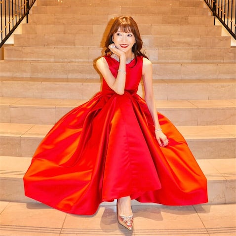 奇跡のアラ還・君島十和子がついに“還暦”、真っ赤なワンピース姿披露「異次元な美しさに釘付けです」