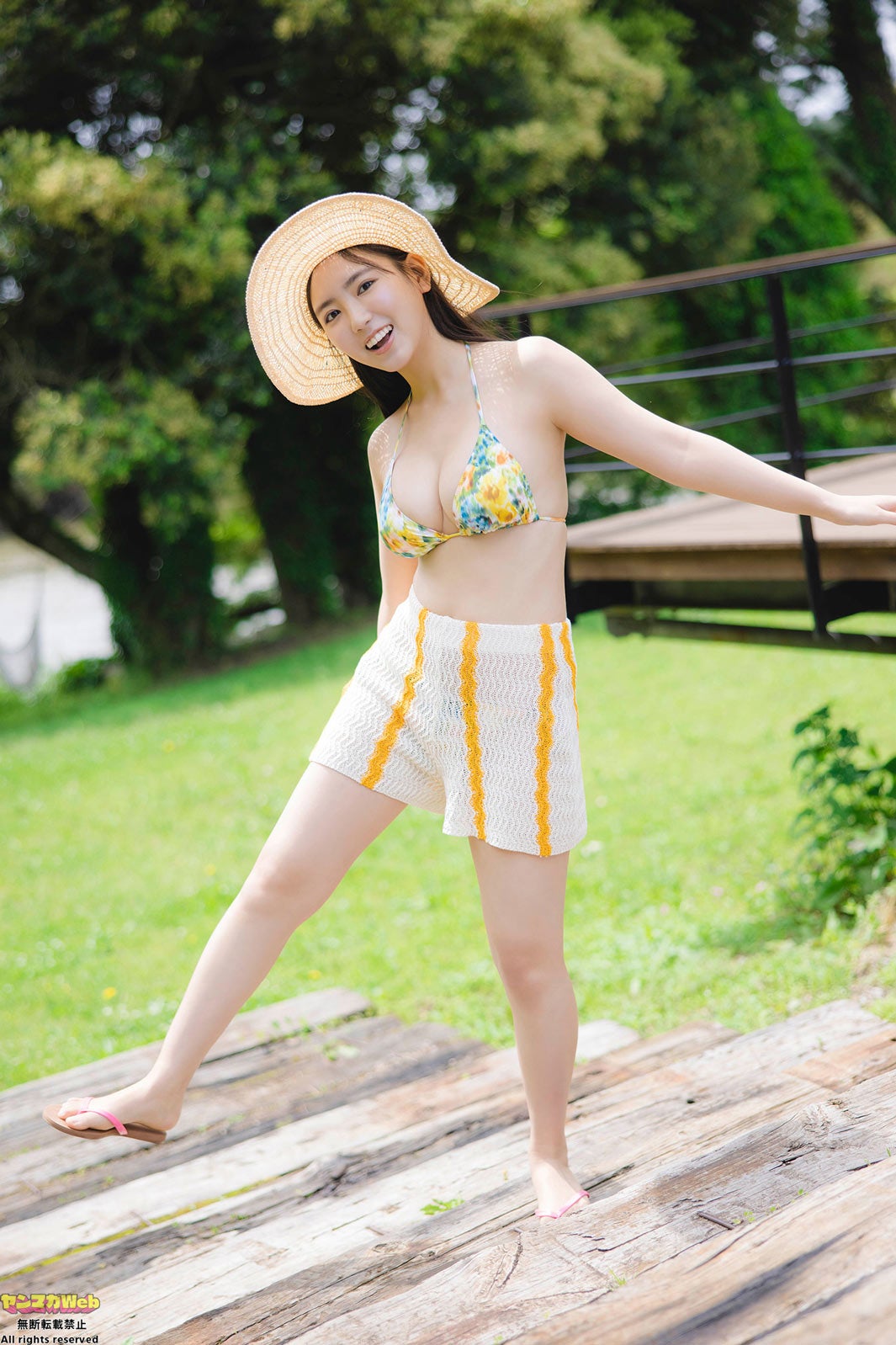 沢口愛華、花柄ビキニでセレブな雰囲気溢れる