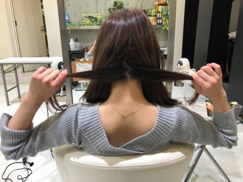 襟足の髪を分け取る