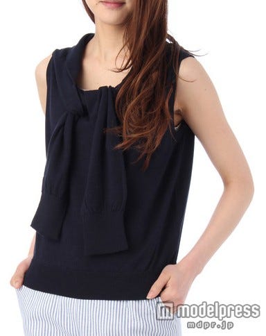 肩掛け風ノースリニット ネイビー「MINIMUM」5,994円(税込)