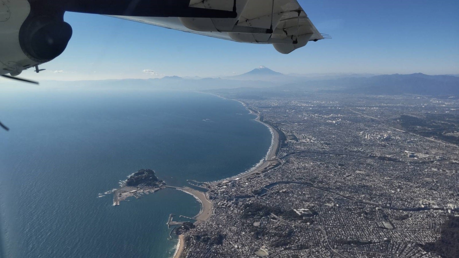 上空から見た江の島（提供写真）