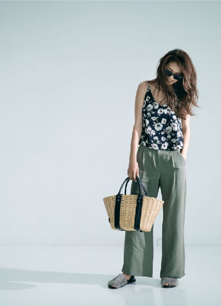 キャミソール¥4,900/ココ ディール ワイドパンツ¥20,000/ストラ サングラス¥1,900/センスオブプレイス(センスオブプレイス バイ アーバンリサーチ キュープラザ原宿店) かごバッグ¥29,000/ルーニィ サンダル¥14,000/ファビオ ルスコーニ(アーバンリサーチ 神南店)(C)TOPLOG