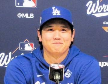 大谷翔平がデコピン3歳を祝福！イチゴケーキもぐもぐ＆元気に大ジャンプ→大谷もピースマークで愛情示す