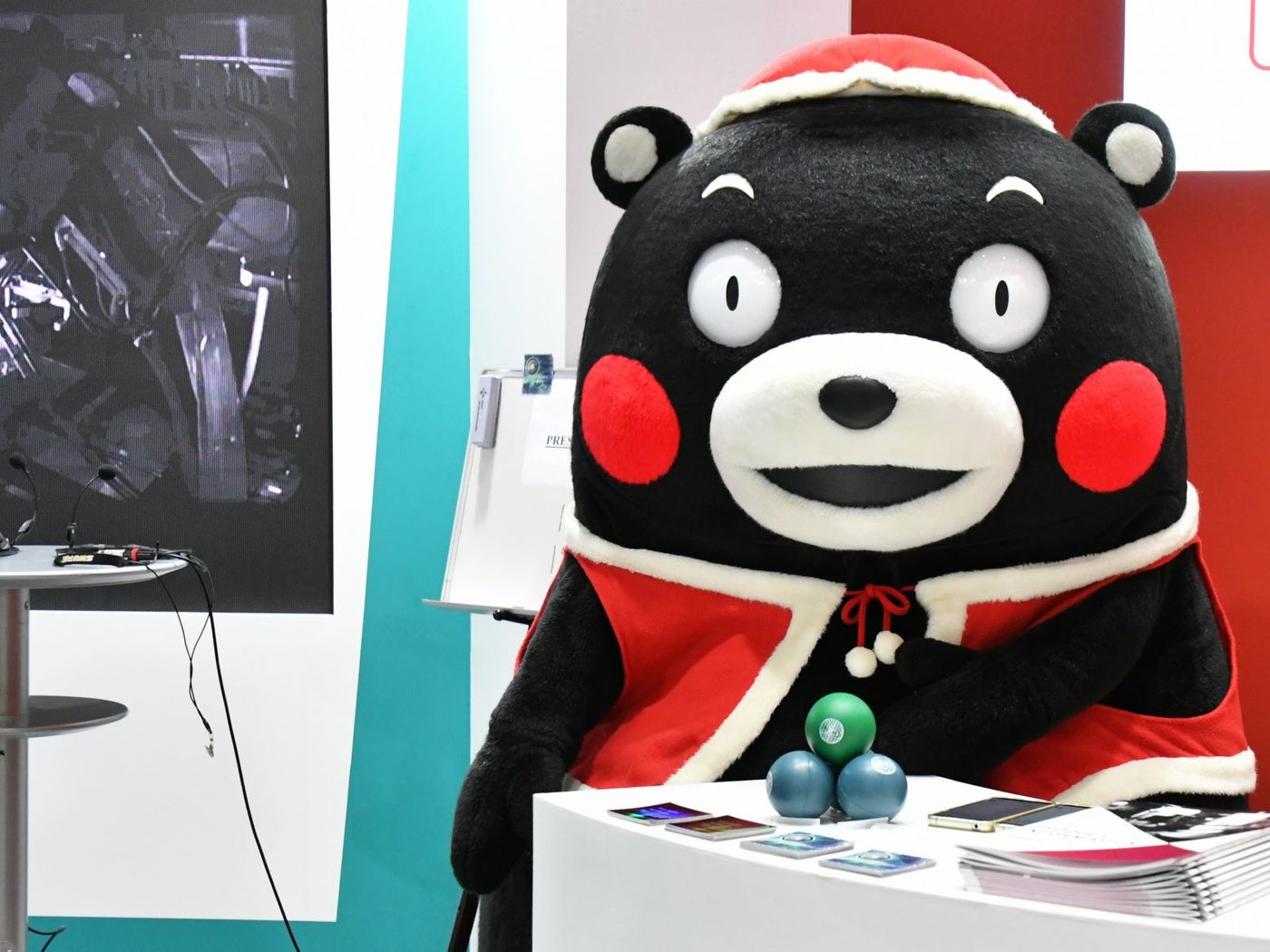 出かかる手をなんとか抑える＝12月17、18日、東京都江東区