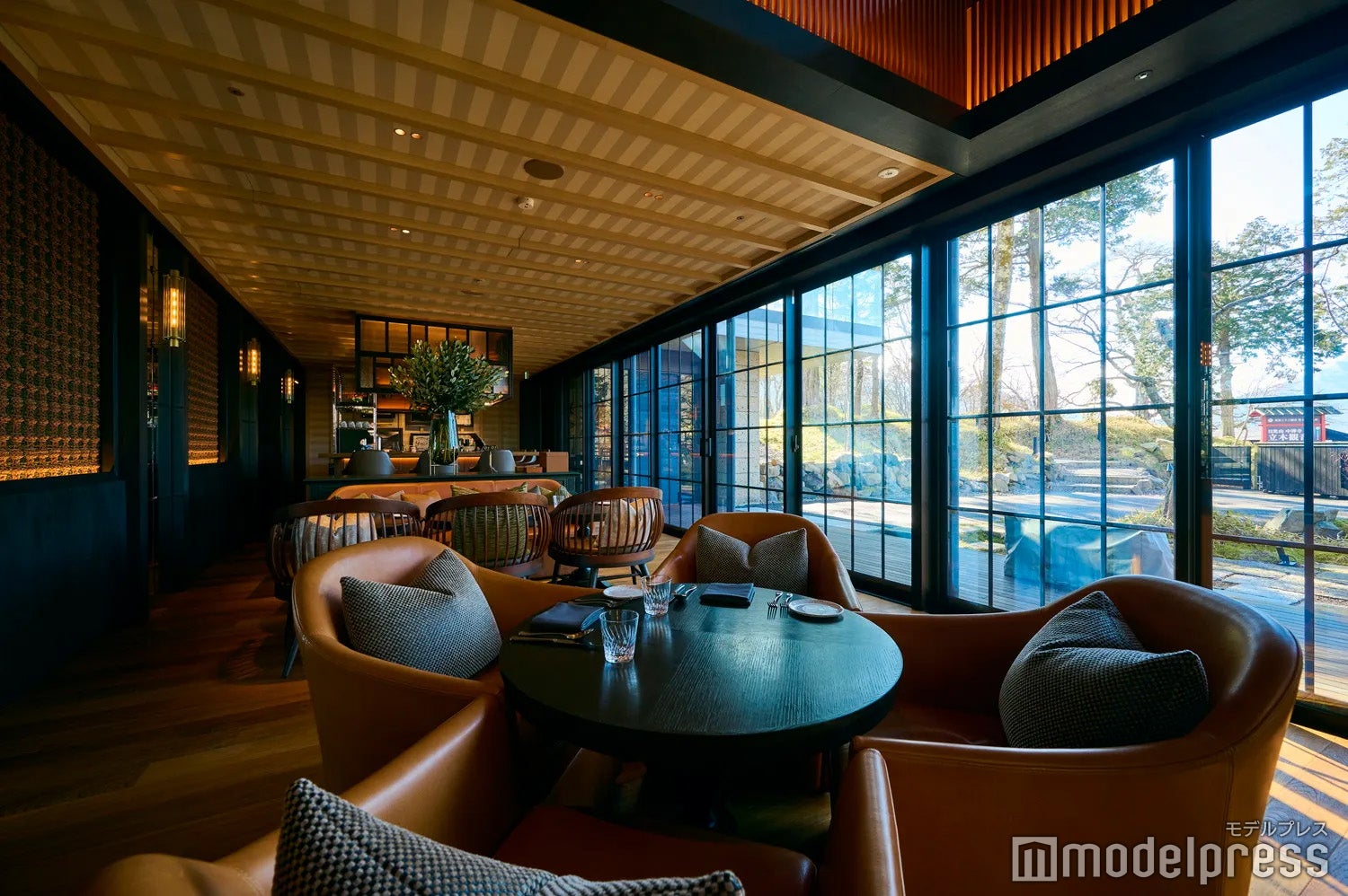 解放感がある店内はリラックスしながらランチが味わえる（C）モデルプレス