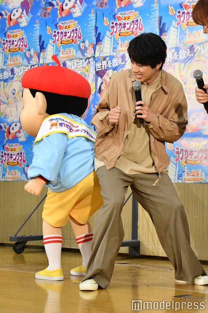 尻相撲をするクレヨンしんちゃん、山田裕貴 (C)モデルプレス