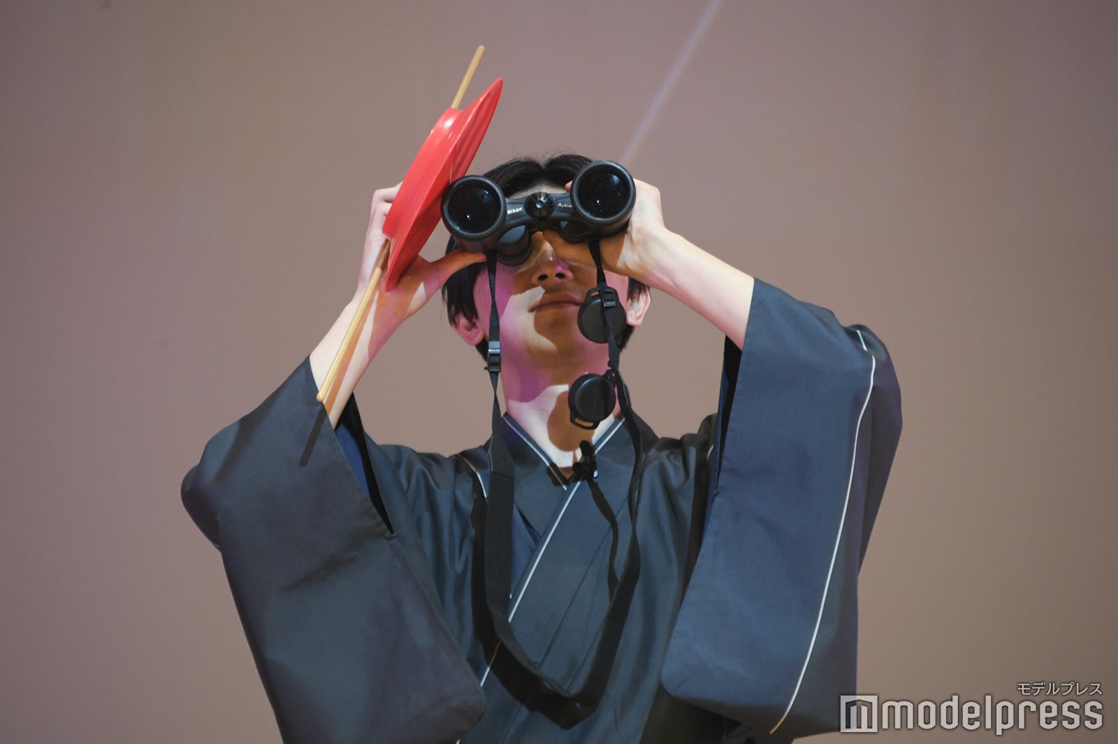 ファンを双眼鏡で覗く吉沢亮（C）モデルプレス